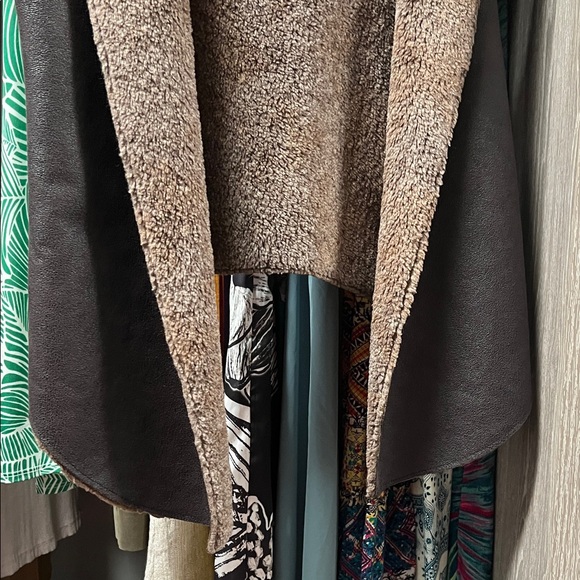 Dylan Women's Brown Open Front Vest with Faux Fur - Picture 4 of 4